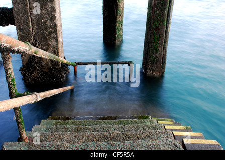 Stufen führen hinunter zum Wasser in Cobh Hafen von Cork. Stockfoto