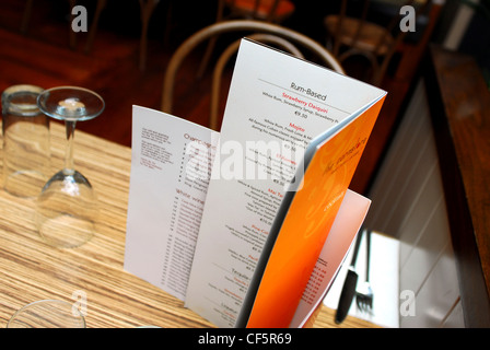 Ein gedeckter Tisch im Restaurant Cornstore in County Cork. Stockfoto