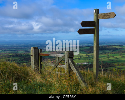 Wegweiser und Tor auf dem Cleveland Weg über Sutton Bank in den North York Moors National Park. Stockfoto