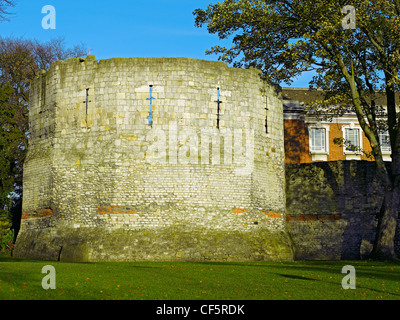 Der Multangular Turm (Yorks einzige verbleibende Römerturm) im Museum Gärten. Der Turm wurde vermutlich im frühen Dritten Cen gebaut. Stockfoto