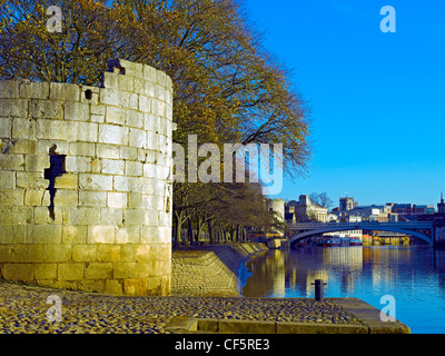 Die Überreste eines Turms, Teil der Marygate-Wände am nördlichen Ufer des Flusses Ouse. Stockfoto