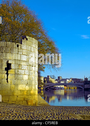 Die Überreste eines Turms, Teil der Marygate-Wände am nördlichen Ufer des Flusses Ouse. Stockfoto