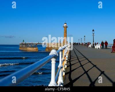 Whitby West Pier Light (alt) 1831 auf der West Pier gebaut. Der Leuchtturm wurde ersetzt durch Whitby West Pier Light (neu) an der Stockfoto