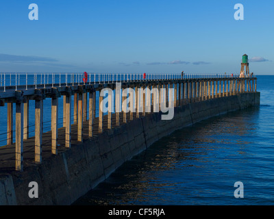 Fischer am Ende der West Pier von Whitby West Pier Light (neu), Baujahr 1914, nach der Erweiterung des Piers. Stockfoto