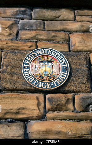 Leeds Waterfront Heritage Trail-Plakette. Der Trail ist eine Reihe von vier Wanderungen entlang dem Fluss Aire und dem Leeds, Liverpool cana Stockfoto