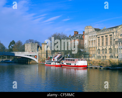 Sportboote auf den Fluss Ouse von York Guildhall und Lendal Bridge. Stockfoto