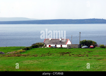 Ein Blick in Richtung eines typischen Hauses in The Burren. Stockfoto