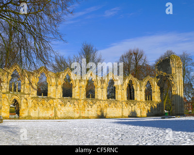 Ruinen der Abteikirche von Str. Marys im Schnee bedeckt Yorkshire Museum Gärten. Stockfoto