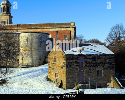 Raindale Mill, eine rekonstruierte Anfang des 19. Jahrhunderts Getreidemühle in York Castle Museum im Winter. Stockfoto