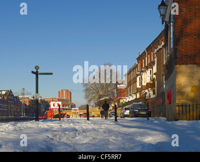 Schnee bedeckt die Esplanade Süden durch den Fluss Ouse im Winter. Stockfoto