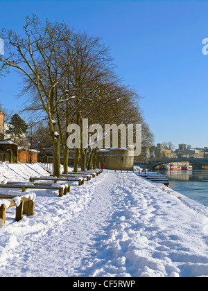 Schnee bedeckt die Riverside walk, Blickrichtung Lendal Bridge im Winter. Stockfoto