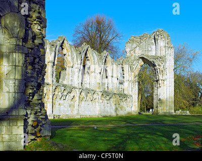 Ruine der Klosterkirche St. Mary in den Yorkshire Museum Gärten im Herbst. Stockfoto