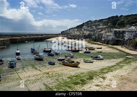 Boote vertäut im Hafen von Mousehole bei Ebbe. Stockfoto