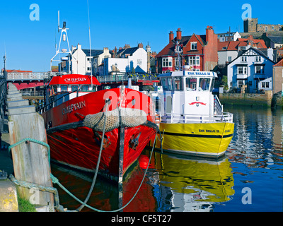 Str. Marys Kirche am East Cliff mit Blick auf die Fischerboote vertäut im Hafen. Stockfoto