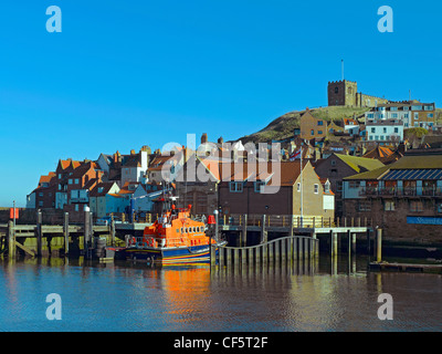 Str. Marys Kirche am East Cliff mit Blick auf die George und Mary Webb alle Wetter Rettungsboot außerhalb Whitby Lifeboat Station. Stockfoto