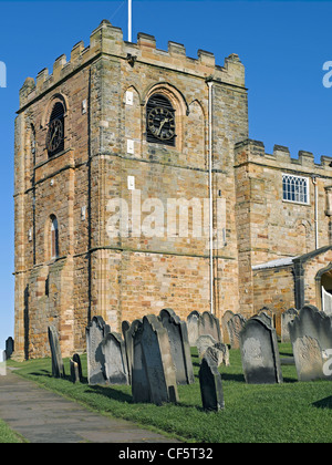 Str. Marys Kirche und Friedhof am East Cliff über den alten Hafen von Whitby. Stockfoto