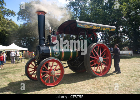 Ein Dampftraktor bei der jährlichen Rudgwick Dampf & Land zeigen. Stockfoto