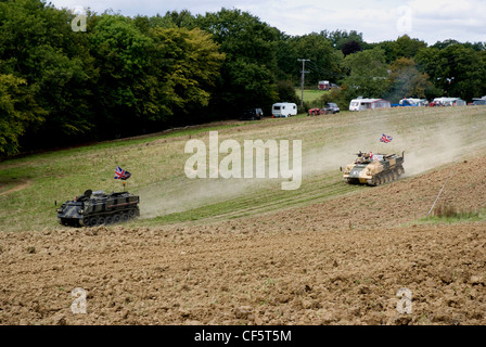 Zwei Tanks racing bei der jährlichen Rudgwick Dampf & Land zeigen. Stockfoto