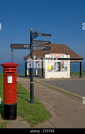 Whitby Pavillon komplexe Ticket und Buchungsbüro mit Zeichen und roten Briefkasten Informationen. Stockfoto