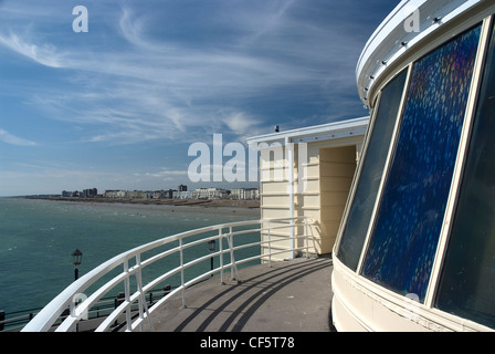 Blick vom südlichen Ende des Worthing Pier in Richtung Stadt von Worthing. Stockfoto