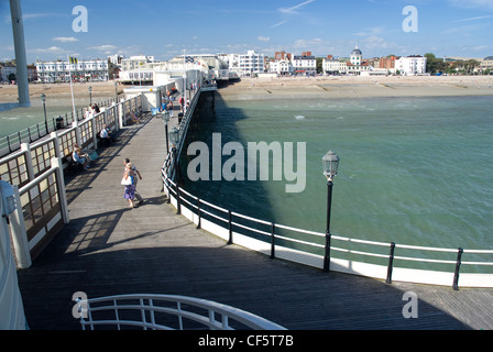 Blick vom südlichen Ende des Worthing Pier in Richtung Stadt von Worthing. Stockfoto