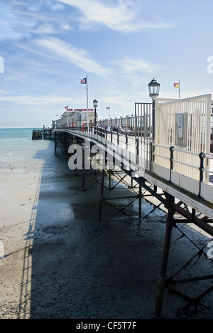 Worthing Pier ist ein Grad II Gebäude unter Denkmalschutz. Es war ursprünglich entworfen durch Sir Robert Rawlinson und eröffnet als 960ft einfach Pro Stockfoto