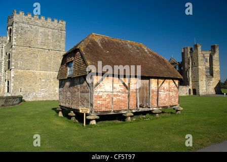 Eine Tudor Scheune auf dem Gelände des Cowdray Ruinen, einer der Süden Englands wichtigsten frühen Tudor Höfling Paläste. Stockfoto