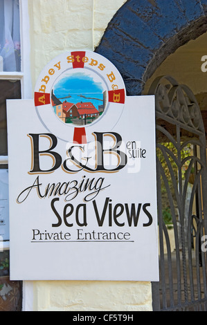 Bed &amp; Breakfast Schild ein Gästehaus in der Nähe der Strandpromenade in Whitby. Stockfoto