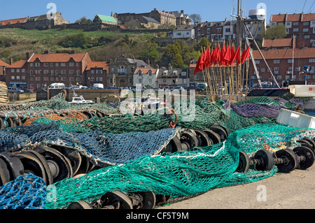 Schleppnetzfischerei Netze auf Whitby Kai angelegt. Stockfoto