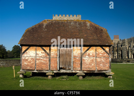 Eine Tudor Scheune auf dem Gelände des Cowdray Ruinen, einer der Süden Englands wichtigsten frühen Tudor Höfling Paläste. Stockfoto