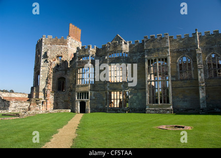 Cowdray Ruinen, eines südlichen England wichtigsten frühen Tudor Höfling Schlösser auf einem Grundstück von Cowdray Park. Stockfoto