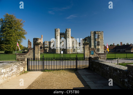 Cowdray Ruinen, eines südlichen England wichtigsten frühen Tudor Höfling Schlösser auf einem Grundstück von Cowdray Park. Stockfoto