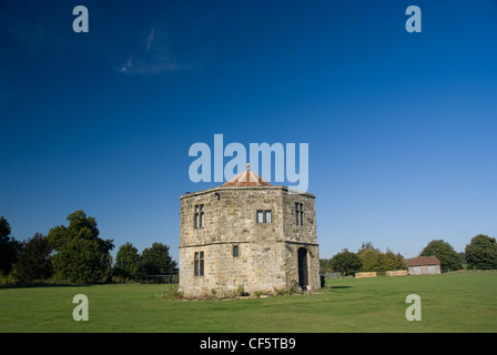 Das alte Conduit-Haus, jetzt genannt das Runde Haus aus wo Tickets für den Eintritt in den Cowdray Ruinen können erworben werden. Stockfoto