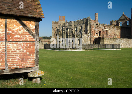 Vorbei an einer Tudor Scheune in Richtung Cowdray Ruinen, eines südlichen England wichtigsten frühen Tudor Höfling Schlösser anzeigen Stockfoto