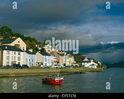 Dunkle Wolken über einem Fischerboot im Hafen von Aberdovey in Snowdonia-Nationalpark. Stockfoto