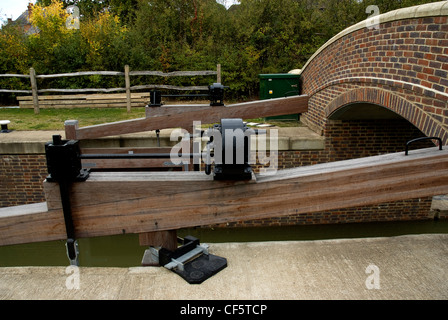 Ein neues Schloss auf dem Wey und Arun Kanal in der Nähe von Loxwood. Stockfoto