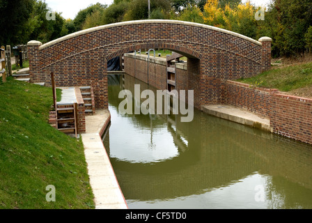 Ein neues Schloss auf dem Wey und Arun Kanal in der Nähe von Loxwood. Stockfoto