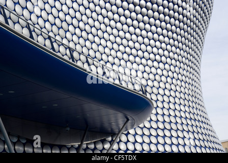 Eine Aussichtsplattform vor dem futuristischen Selfridges-Geschäft in der Stierkampfarena, Birmingham. Stockfoto