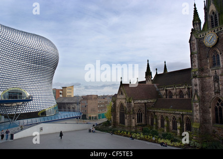 Die futuristische Selfridges speichern in Birmingham Bullring Einkaufszentrum gegenüber St.-Martins Kirche. Stockfoto