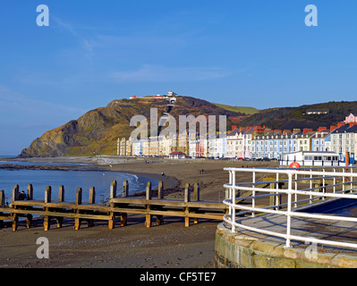 North Beach und Marine Terrace in Aberystwyth durch die irische See. Stockfoto