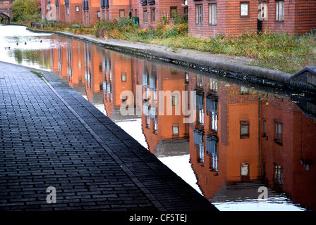 Häuser spiegelt sich in der Grand Union Canal in der Nähe von Bordersley in Birmingham. Stockfoto