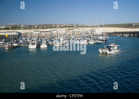 Boote vor Anker in Brighton Marina. Stockfoto