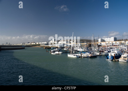 Boote vor Anker in Brighton Marina. Stockfoto