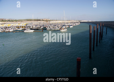 Boote vor Anker in Brighton Marina. Stockfoto