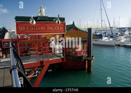 Brighton-Pagode, eine schwimmende orientalisches Restaurant und Fine Art Galerie in Brighton Marina. Stockfoto