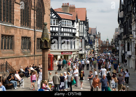 Blick entlang einer belebten Eastgate-Straße in Richtung der Eastgate Clock in Chester. Stockfoto