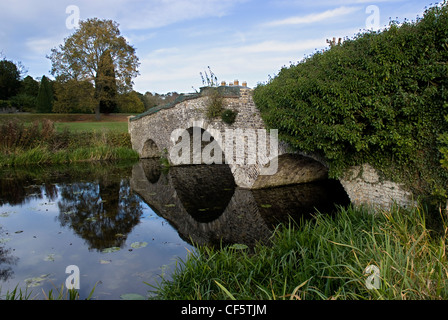 Die Brücke über den Fluss Wey Anschluss Waverley Abtei und Waverley Abbey House. Stockfoto