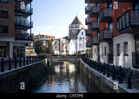 Die Charta Quay am Flussufer Entwicklung Kombination von Häusern, Geschäften, Restaurants und ein Theater in Kingston upon Thames. Stockfoto