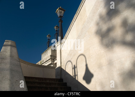 Der Schatten eines alten Straßenlaterne auf das Mauerwerk durch Stufen hinauf auf Kingston Bridge. Stockfoto