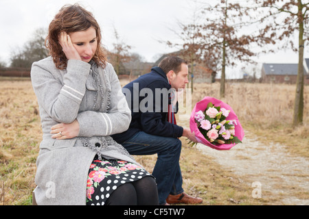 Paar mit Blick auf Kommunikationsprobleme auf Bank sitzend Stockfoto